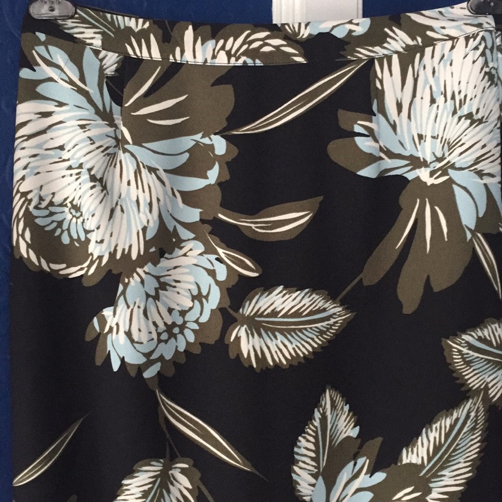 Whowhatwhere 10. Black skirt with green white blue - Picture 2 of 5